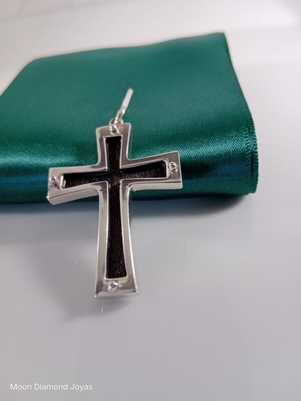 CRUZ DE FONDO NEGRO