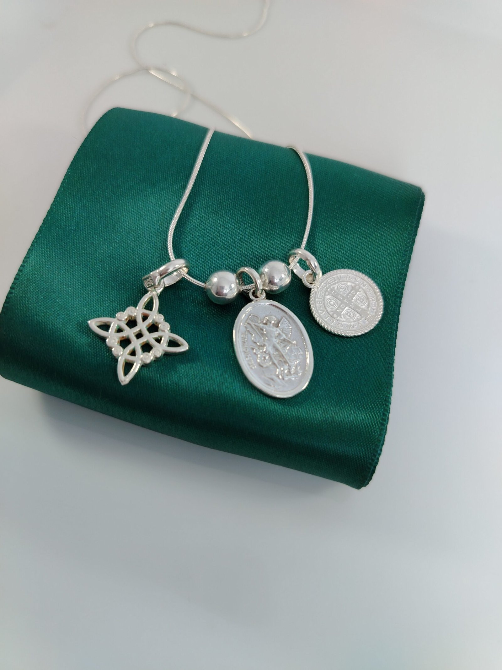 COLLAR TRIPLE AMULETO - Imagen 5