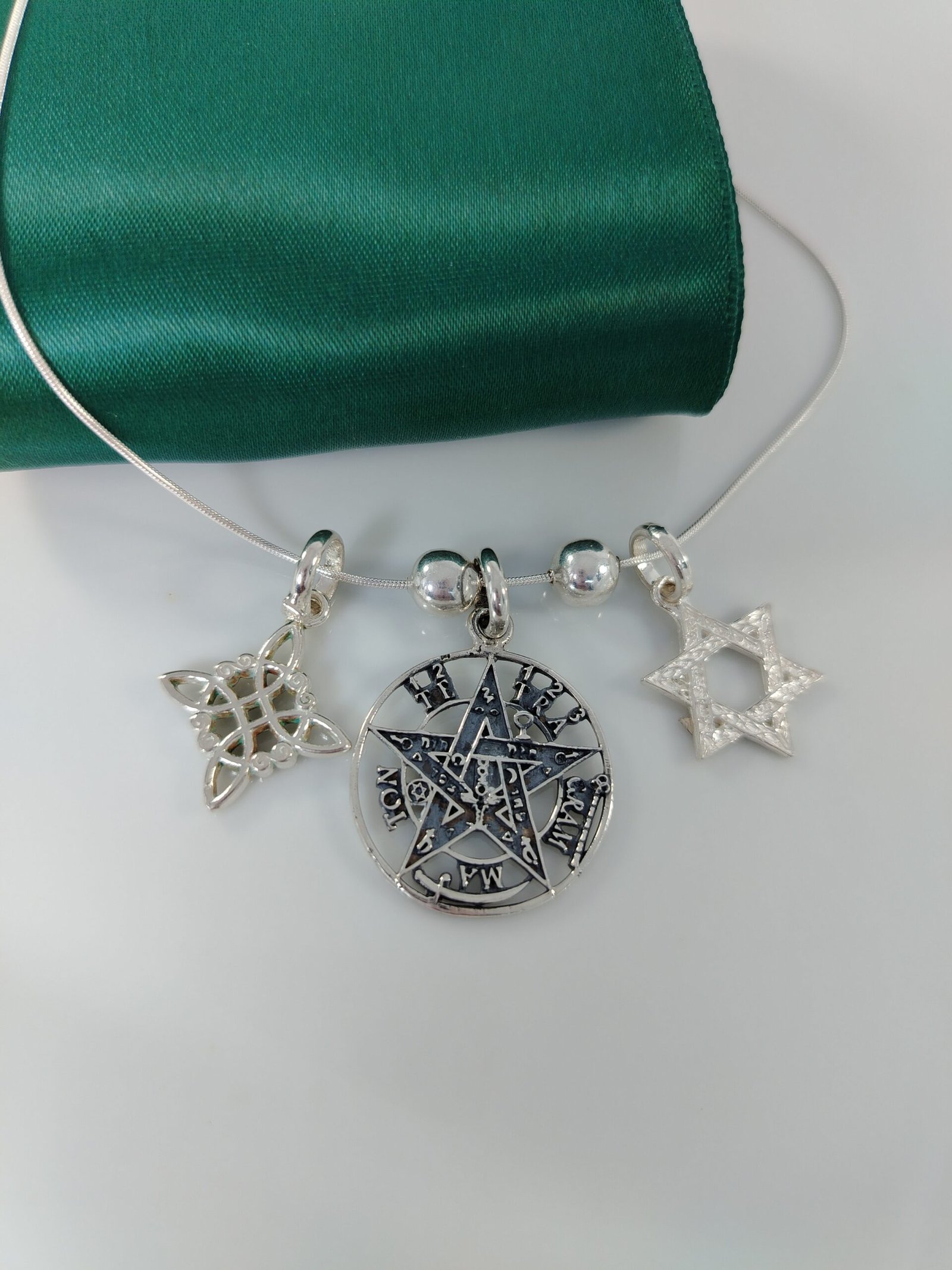 COLLAR TRIPLE AMULETO - Imagen 7